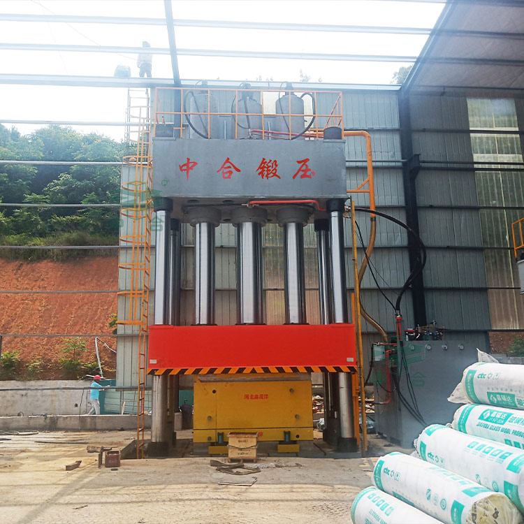2000噸復(fù)合材料成型液壓機客戶現(xiàn)場.jpg